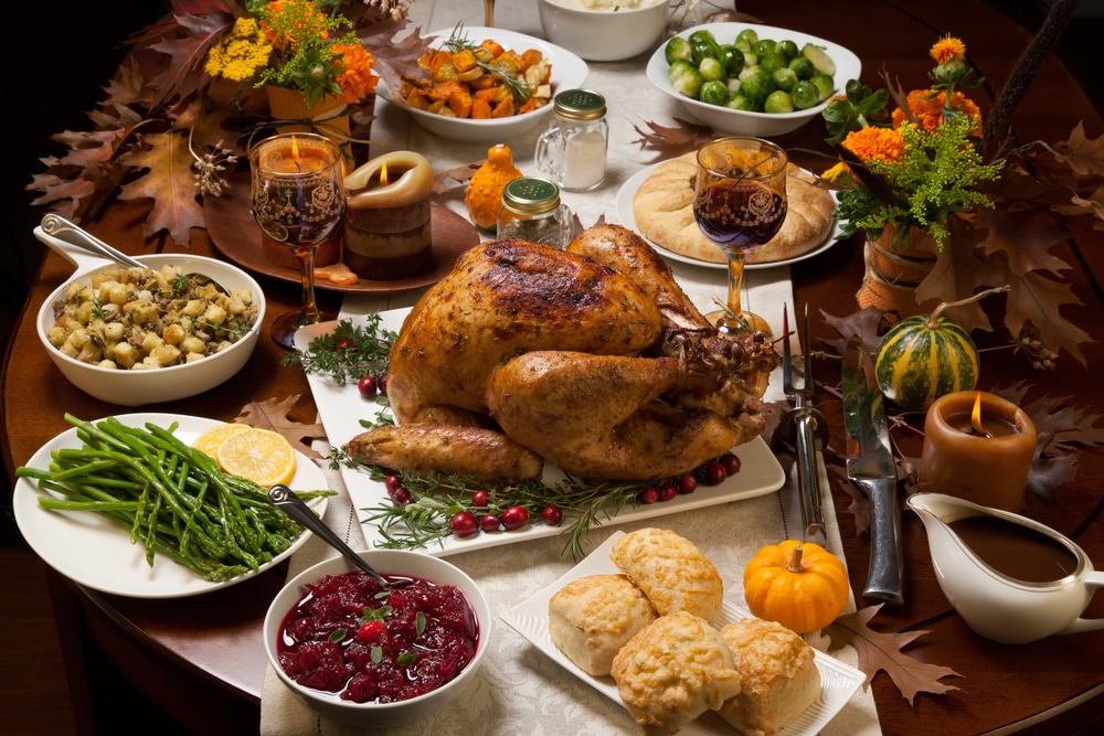 family enjoying a healthy Thanksgiving meal